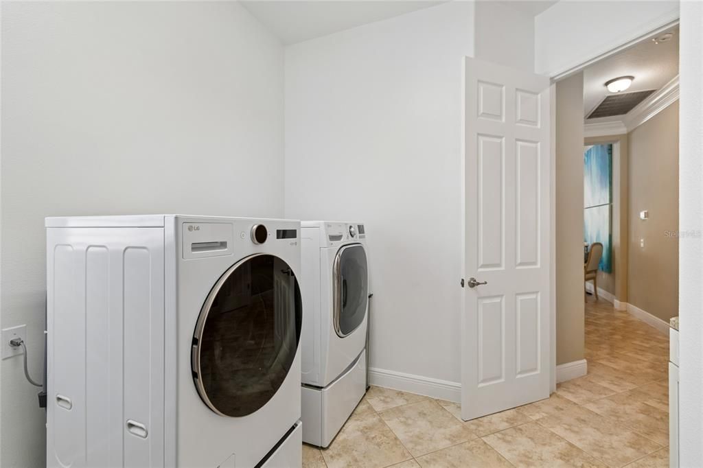 Activo con contrato: $665,000 (3 camas, 3 baños, 3088 Pies cuadrados)