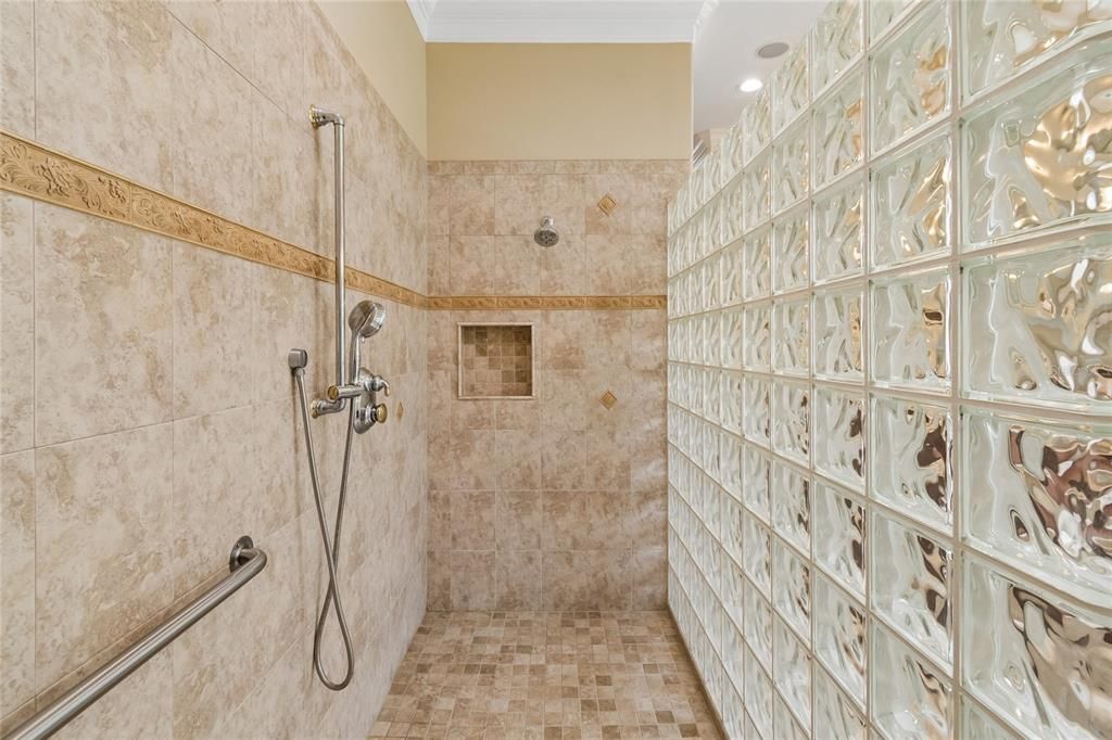 Activo con contrato: $665,000 (3 camas, 3 baños, 3088 Pies cuadrados)