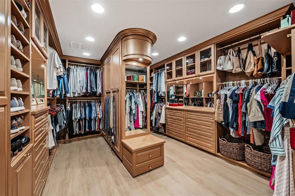 For Sale: $2,525,000 (5 beds, 4 baths, 6104 Square Feet)