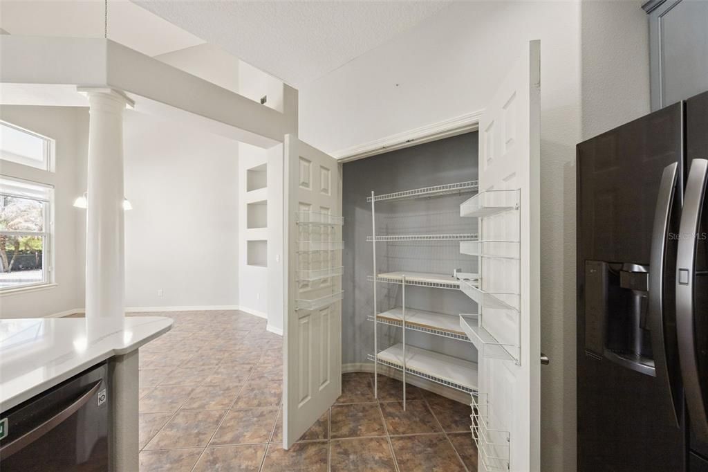 Activo con contrato: $1,070,000 (5 camas, 4 baños, 4380 Pies cuadrados)