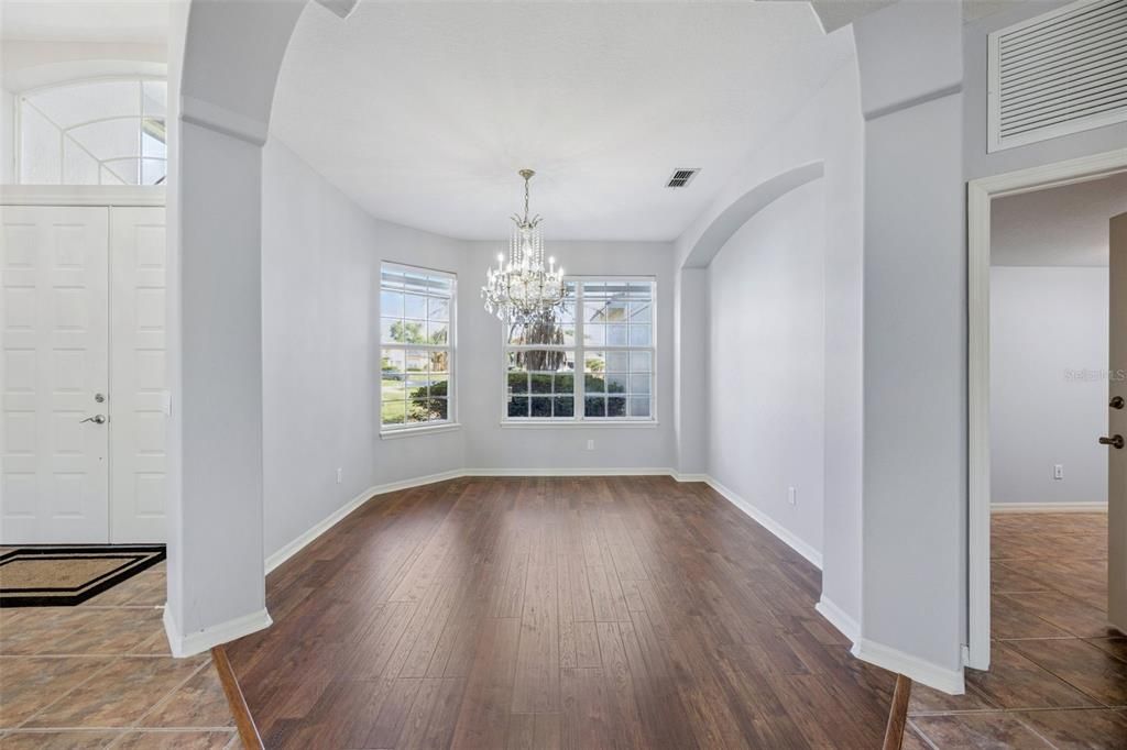 Activo con contrato: $1,070,000 (5 camas, 4 baños, 4380 Pies cuadrados)