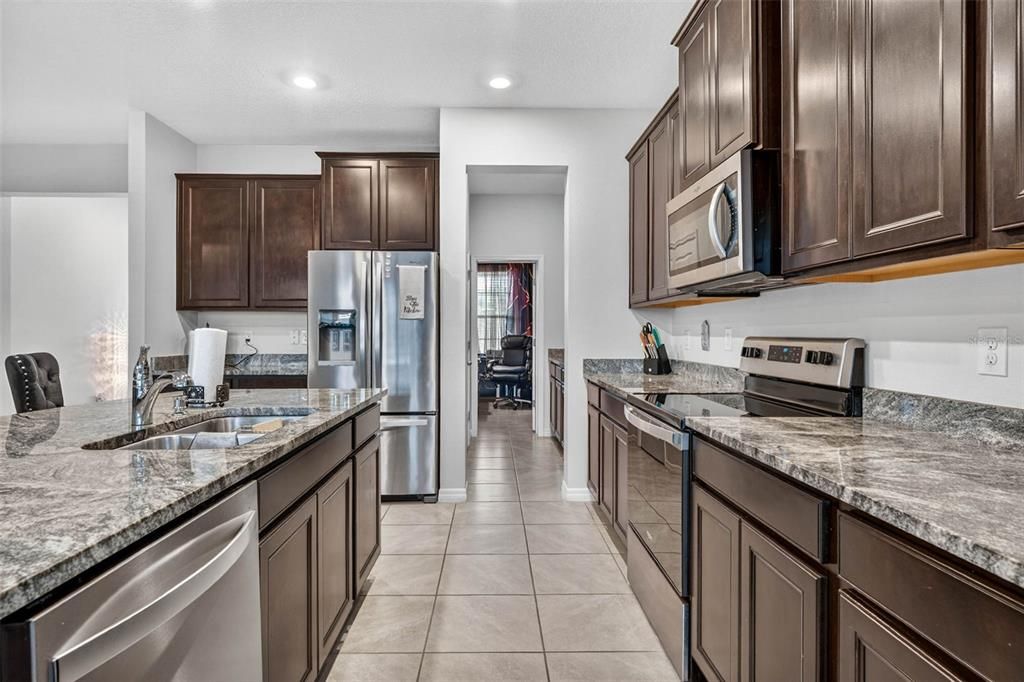 Activo con contrato: $665,000 (4 camas, 3 baños, 3360 Pies cuadrados)