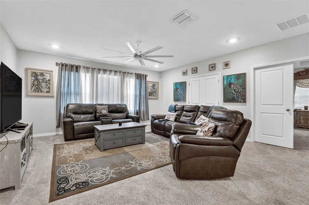 Activo con contrato: $665,000 (4 camas, 3 baños, 3360 Pies cuadrados)