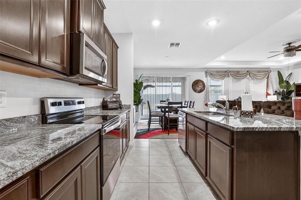 Activo con contrato: $665,000 (4 camas, 3 baños, 3360 Pies cuadrados)
