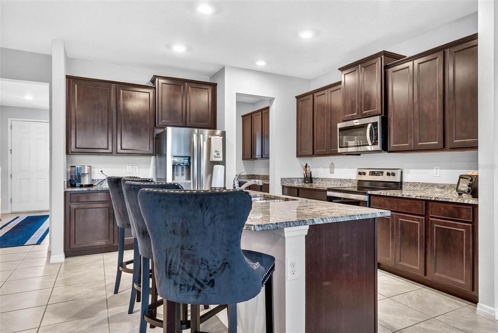 Activo con contrato: $665,000 (4 camas, 3 baños, 3360 Pies cuadrados)