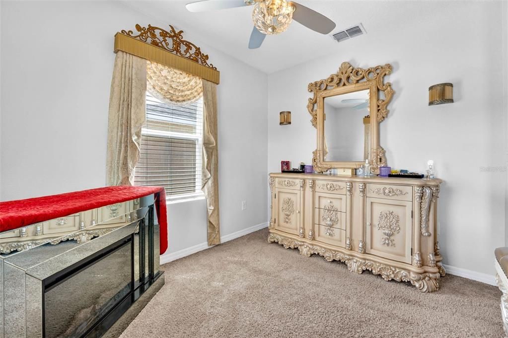 Activo con contrato: $665,000 (4 camas, 3 baños, 3360 Pies cuadrados)