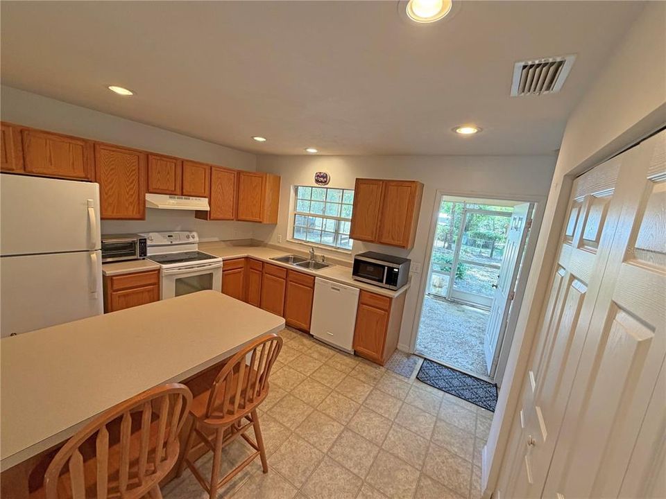 For Sale: $250,000 (3 beds, 2 baths, 1335 Square Feet)