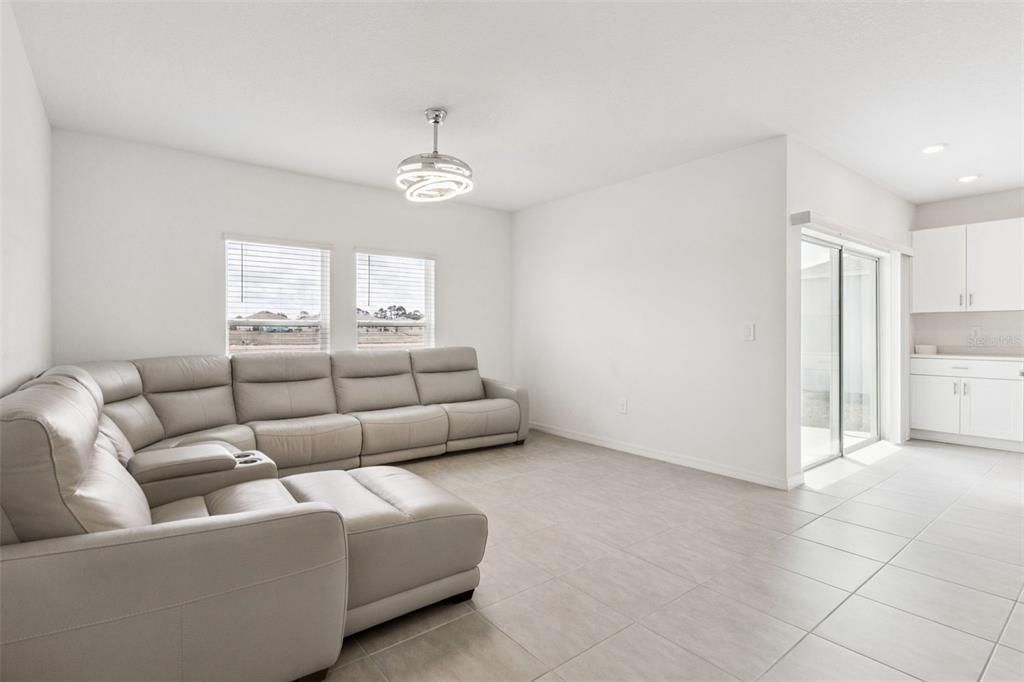 Под контрактом: $296,000 (4 спален, 2 ванн, 1845 Квадратных фут)