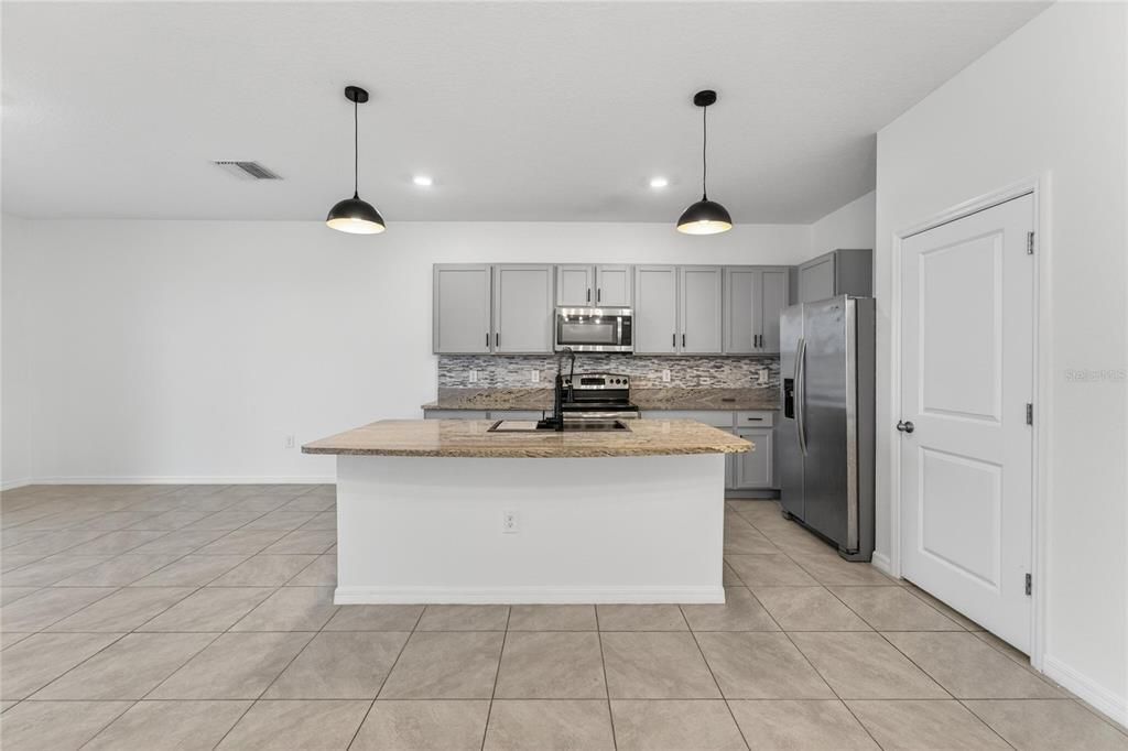 На продажу: $295,000 (3 спален, 2 ванн, 1707 Квадратных фут)