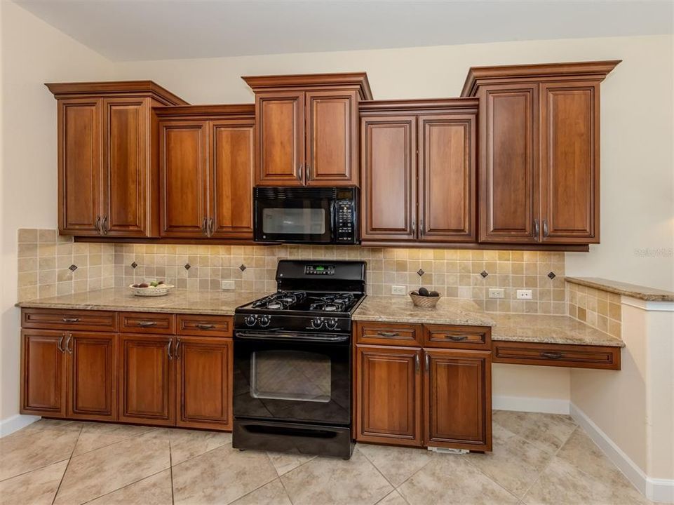 Activo con contrato: $648,000 (3 camas, 2 baños, 2262 Pies cuadrados)
