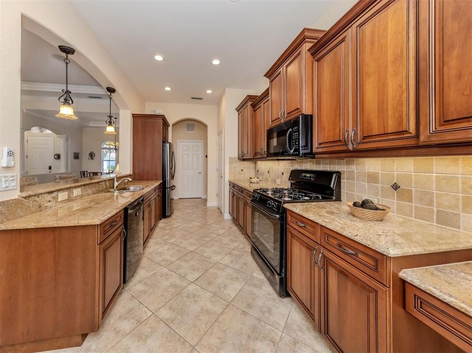Activo con contrato: $648,000 (3 camas, 2 baños, 2262 Pies cuadrados)