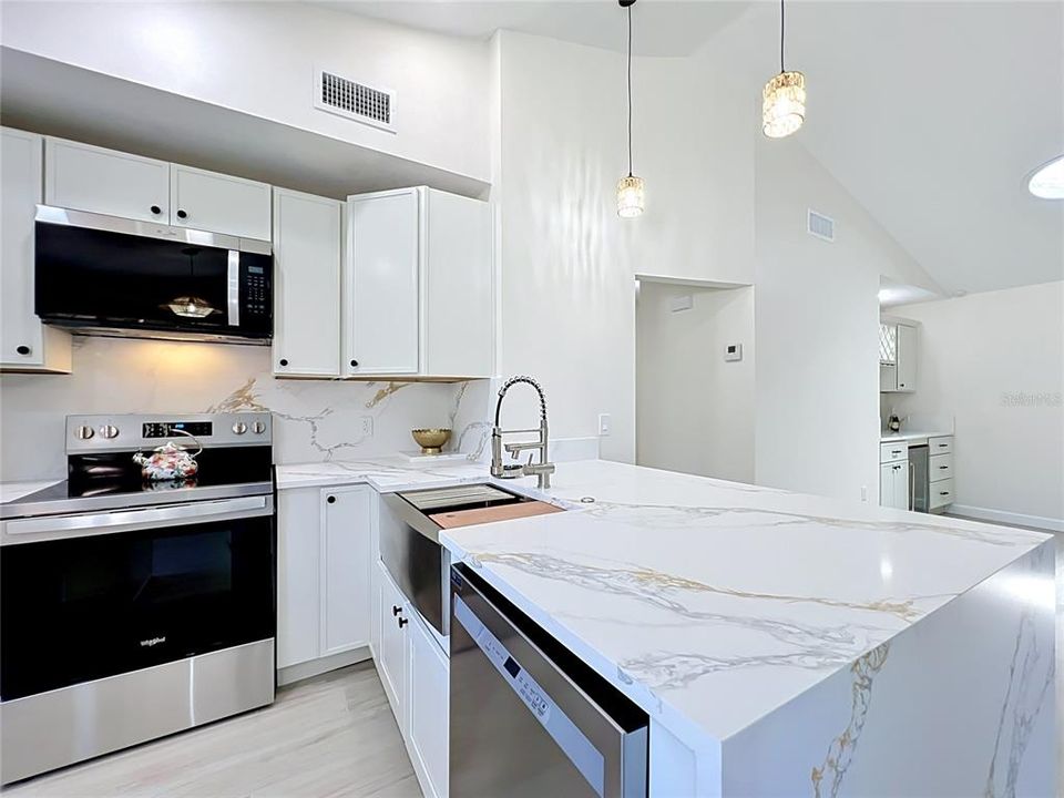 For Sale: $326,900 (2 beds, 2 baths, 1377 Square Feet)