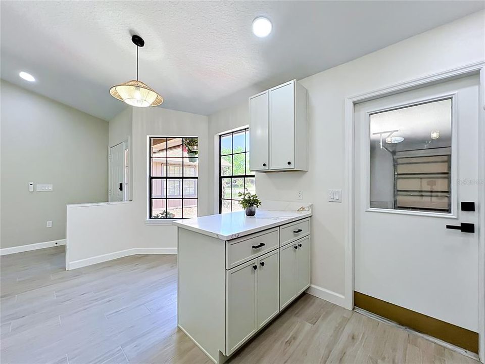 For Sale: $326,900 (2 beds, 2 baths, 1377 Square Feet)