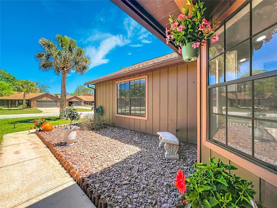 For Sale: $326,900 (2 beds, 2 baths, 1377 Square Feet)