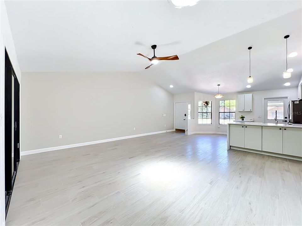 For Sale: $326,900 (2 beds, 2 baths, 1377 Square Feet)