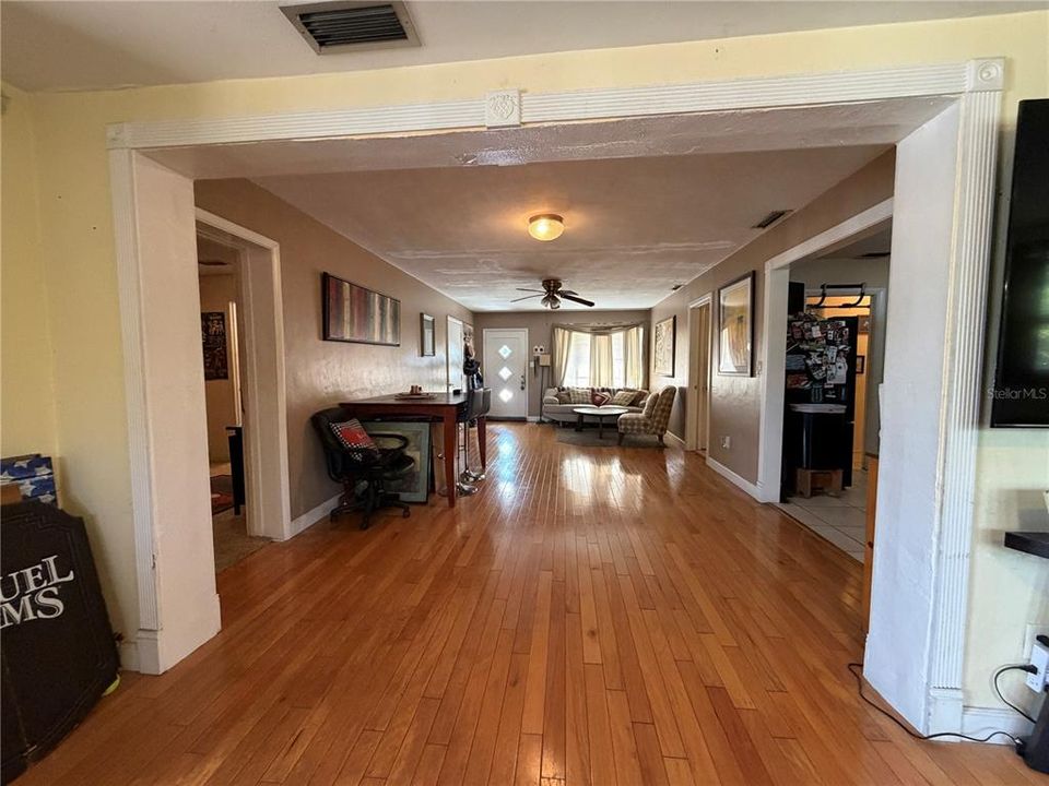 Activo con contrato: $299,000 (4 camas, 2 baños, 1566 Pies cuadrados)