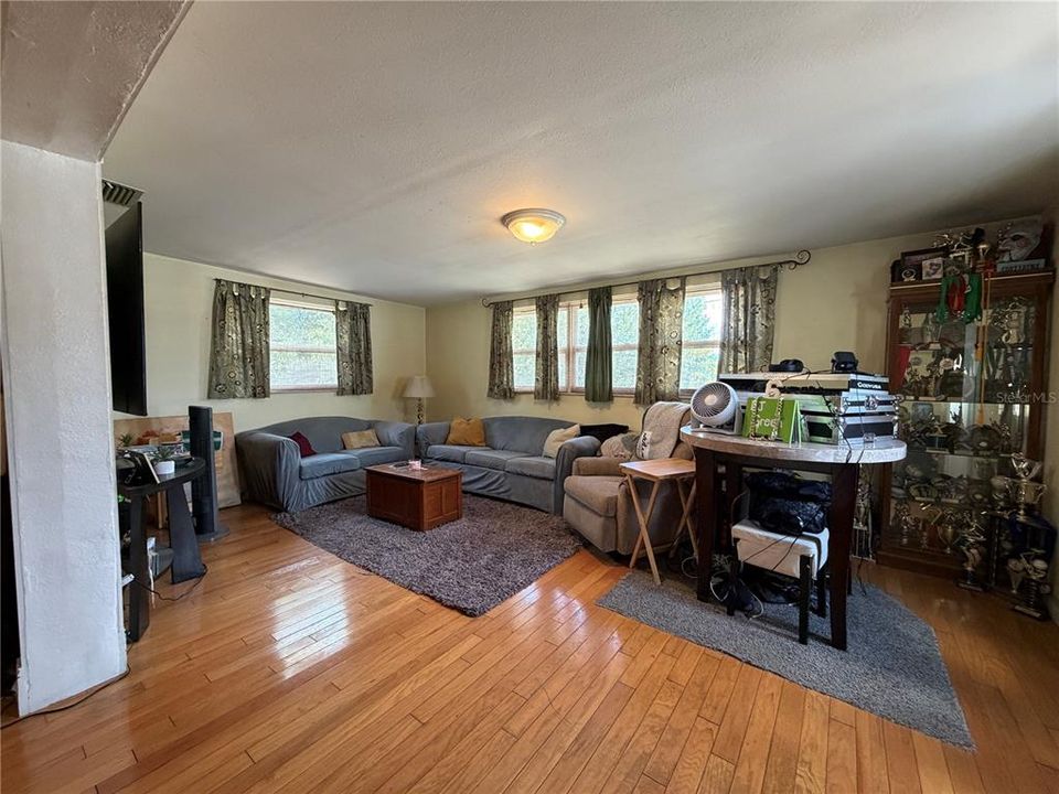 Activo con contrato: $299,000 (4 camas, 2 baños, 1566 Pies cuadrados)