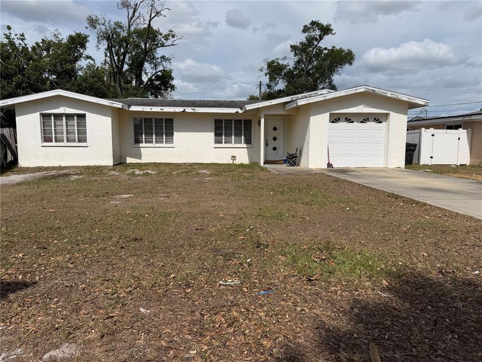 Activo con contrato: $299,000 (4 camas, 2 baños, 1566 Pies cuadrados)