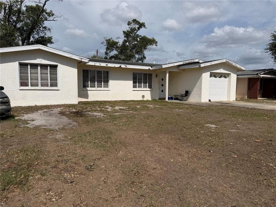 Activo con contrato: $299,000 (4 camas, 2 baños, 1566 Pies cuadrados)