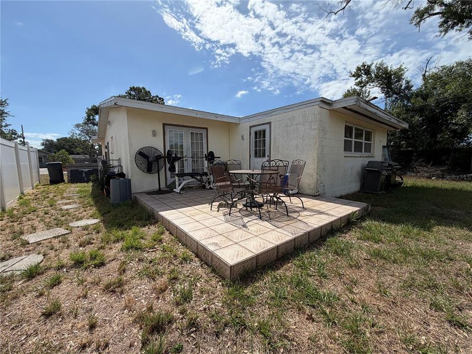 Activo con contrato: $299,000 (4 camas, 2 baños, 1566 Pies cuadrados)