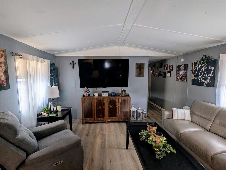 For Rent: $1,100 (2 beds, 1 baths, 1176 Square Feet)