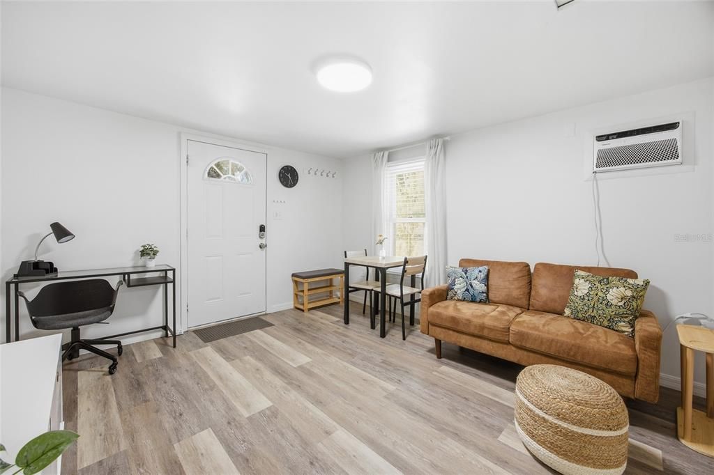 For Sale: $145,000 (1 beds, 1 baths, 423 Square Feet)
