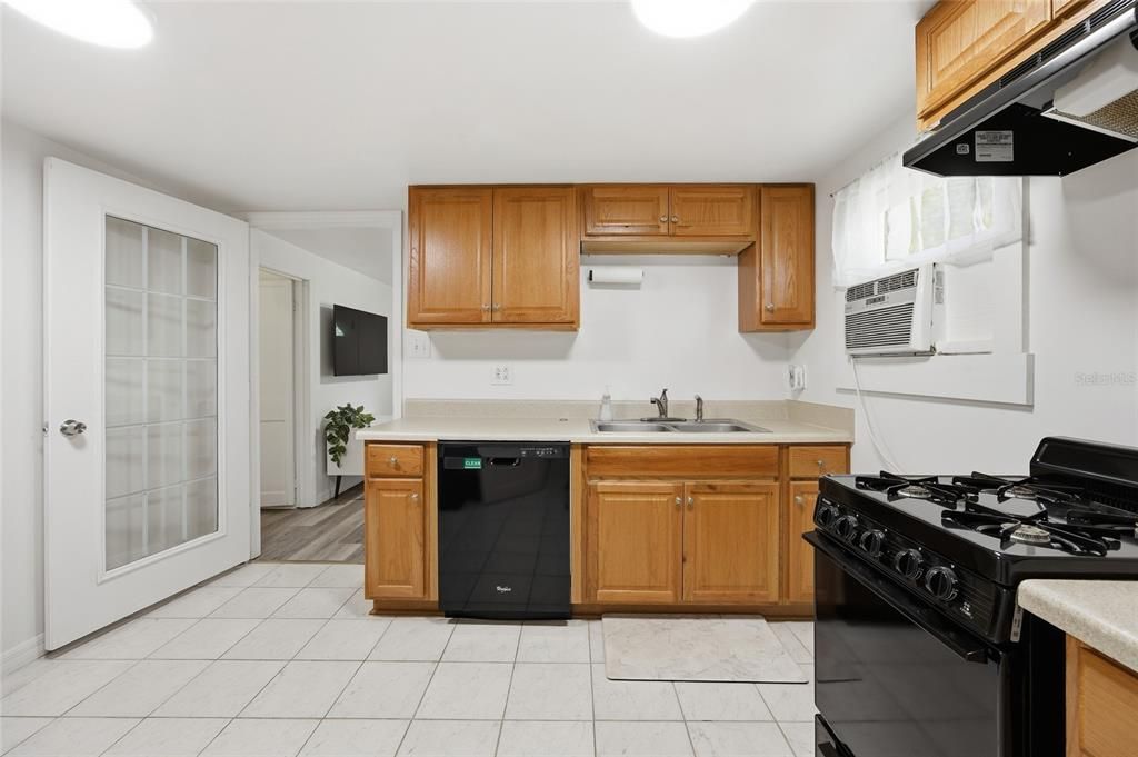 For Sale: $145,000 (1 beds, 1 baths, 423 Square Feet)