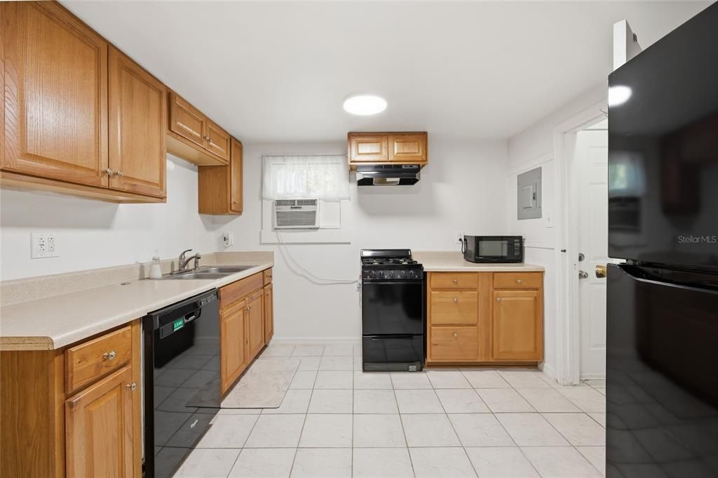 For Sale: $145,000 (1 beds, 1 baths, 423 Square Feet)