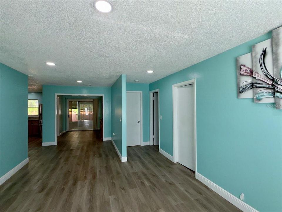 For Sale: $160,000 (2 beds, 1 baths, 950 Square Feet)