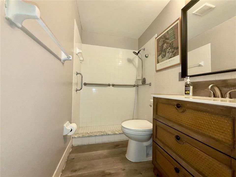 For Sale: $160,000 (2 beds, 1 baths, 950 Square Feet)