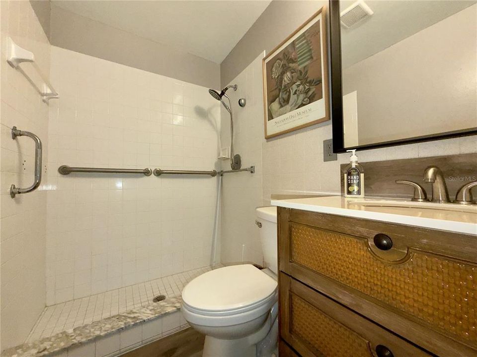 For Sale: $160,000 (2 beds, 1 baths, 950 Square Feet)