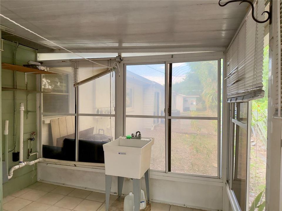 For Sale: $160,000 (2 beds, 1 baths, 950 Square Feet)