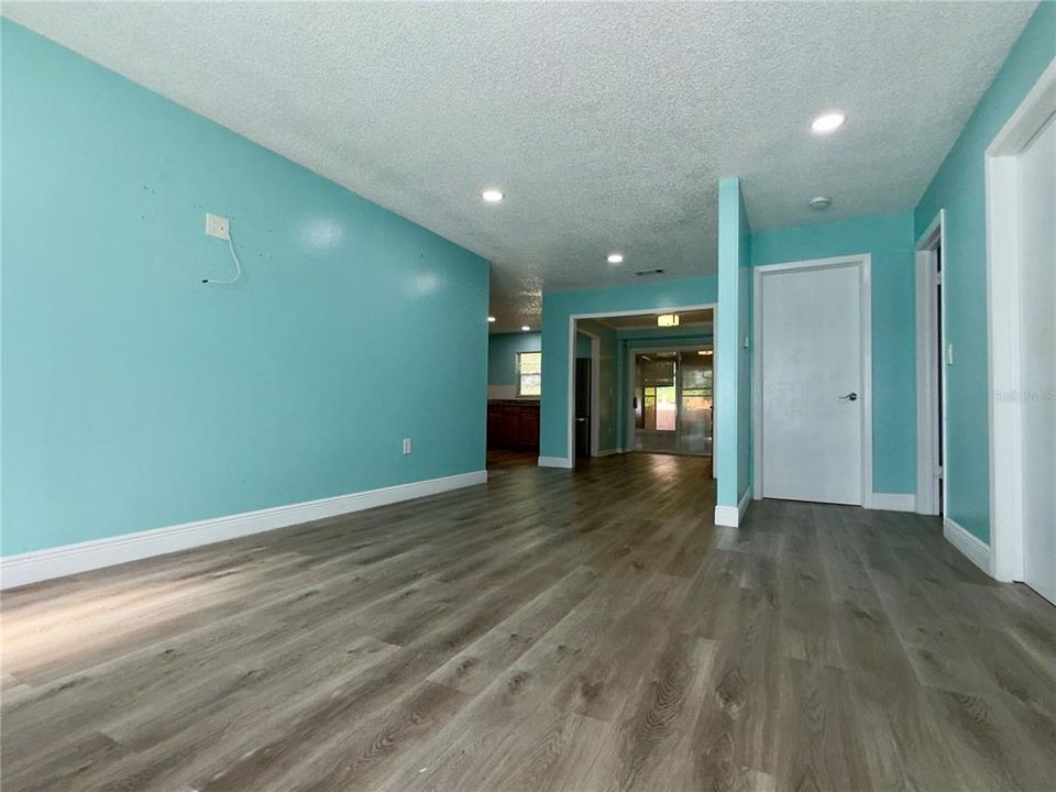 For Sale: $160,000 (2 beds, 1 baths, 950 Square Feet)