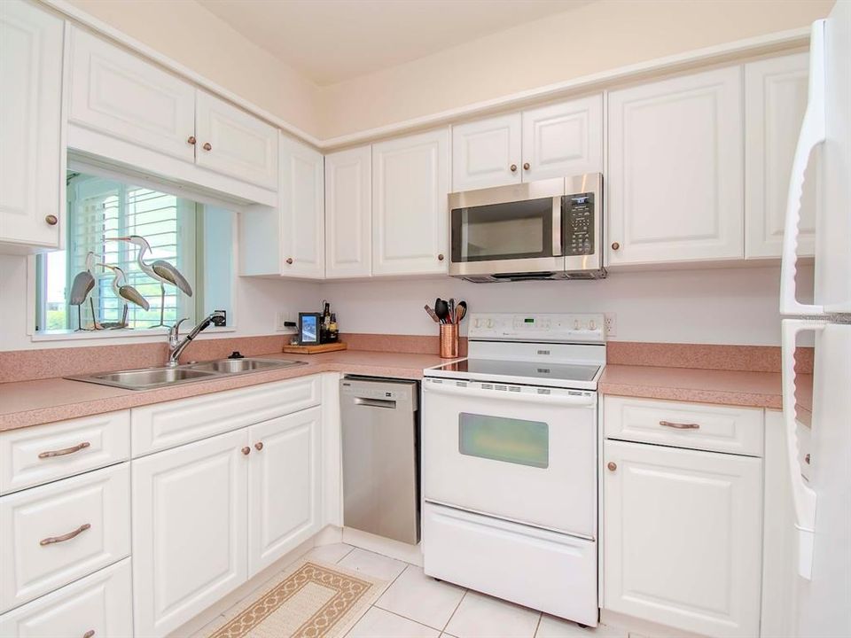 Active With Contract: $224,900 (2 beds, 1 baths, 1031 Square Feet)