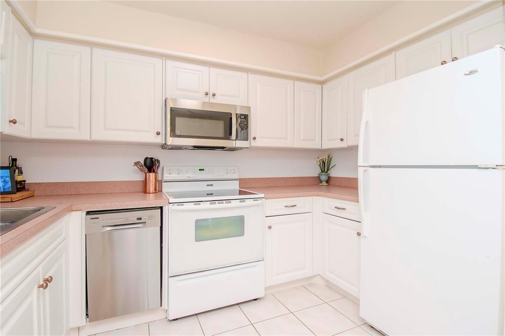 Active With Contract: $224,900 (2 beds, 1 baths, 1031 Square Feet)