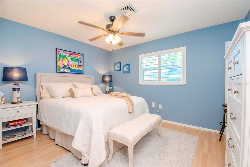 Active With Contract: $224,900 (2 beds, 1 baths, 1031 Square Feet)