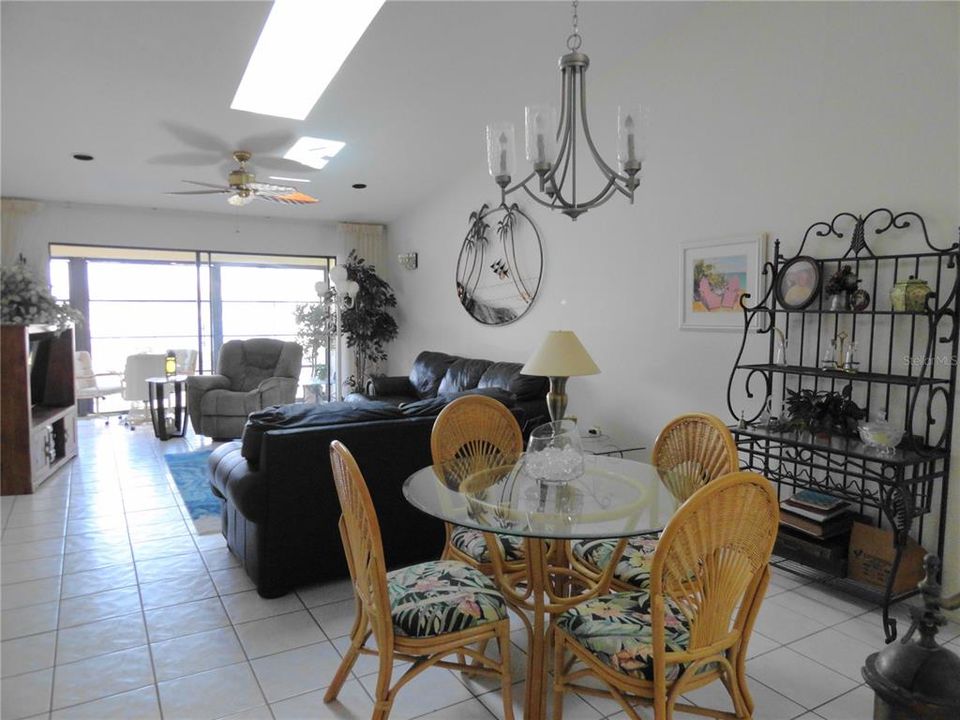En Venta: $319,900 (2 camas, 2 baños, 1441 Pies cuadrados)