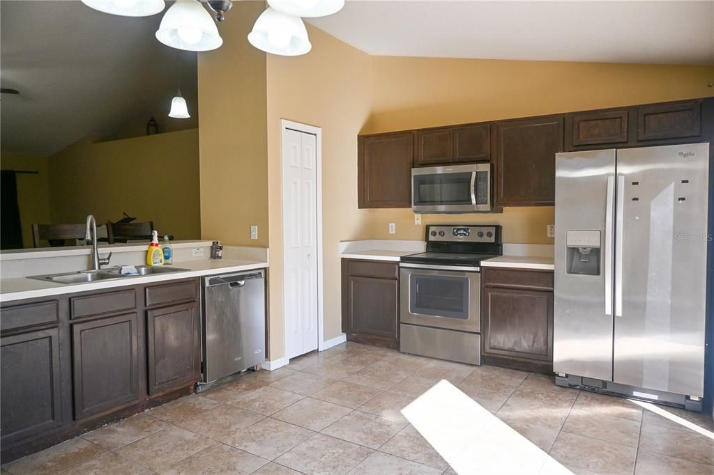 Active With Contract: $229,900 (3 beds, 2 baths, 1415 Square Feet)