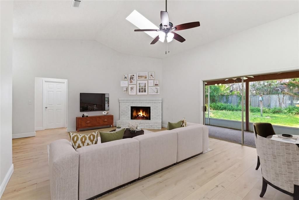 Под контрактом: $429,000 (3 спален, 2 ванн, 1662 Квадратных фут)