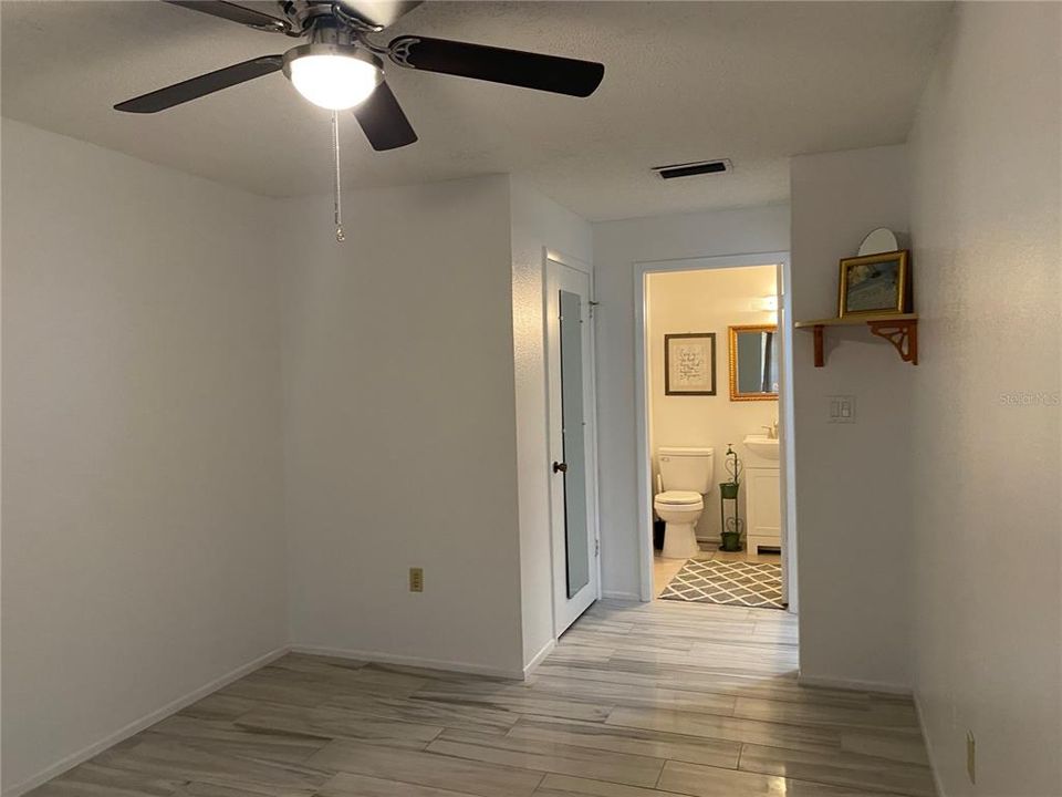 В аренду: $1,400 (2 спален, 1 ванн, 825 Квадратных фут)