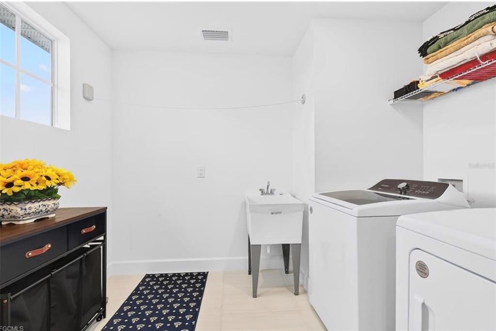 En Venta: $825,000 (5 camas, 5 baños, 4554 Pies cuadrados)