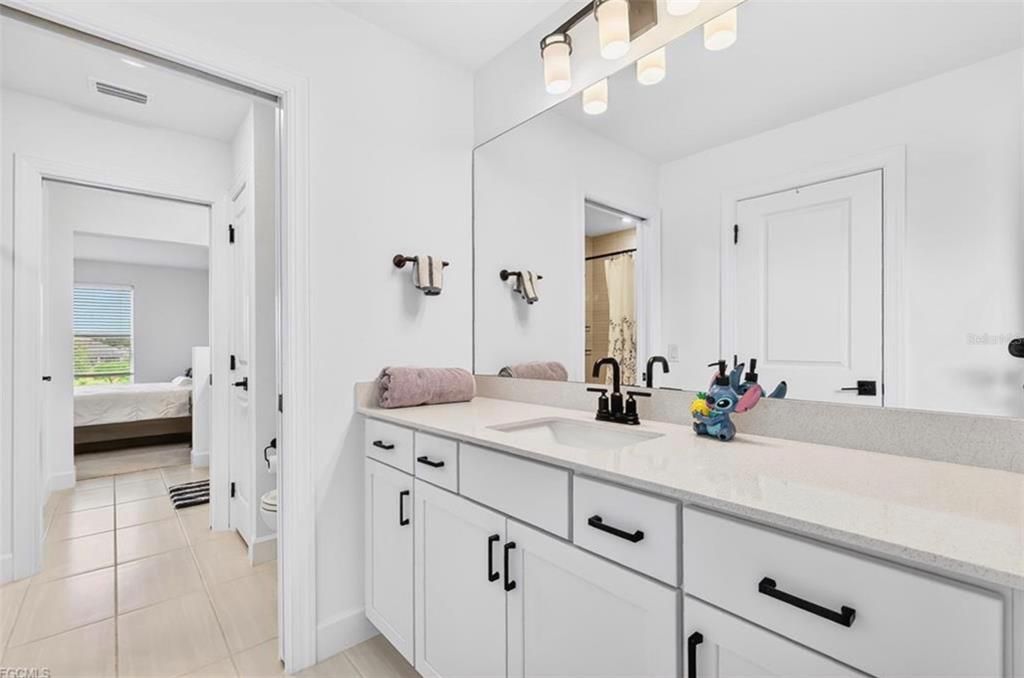 En Venta: $825,000 (5 camas, 5 baños, 4554 Pies cuadrados)