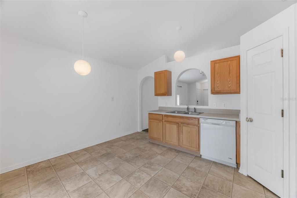 Active With Contract: $265,000 (3 beds, 2 baths, 1292 Square Feet)