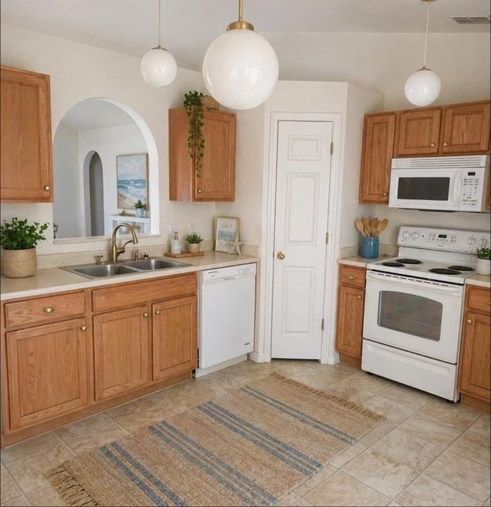 Active With Contract: $265,000 (3 beds, 2 baths, 1292 Square Feet)