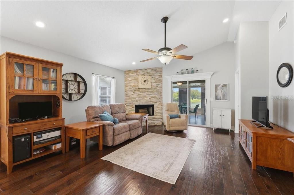 En Venta: $274,000 (2 camas, 2 baños, 1285 Pies cuadrados)