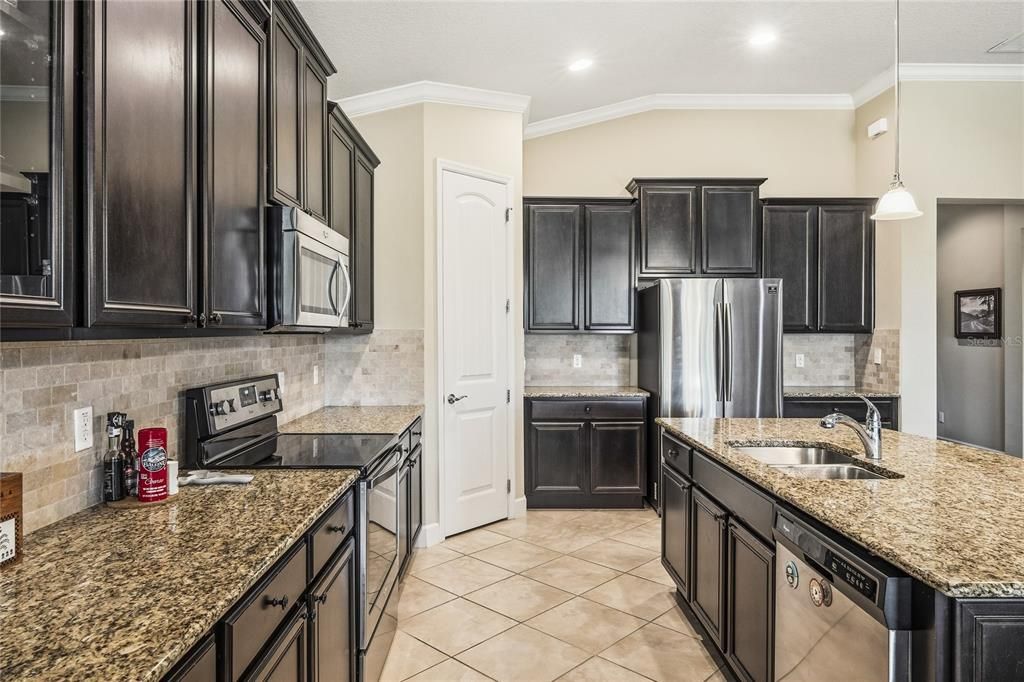 Active With Contract: $725,000 (5 beds, 3 baths, 2464 Square Feet)