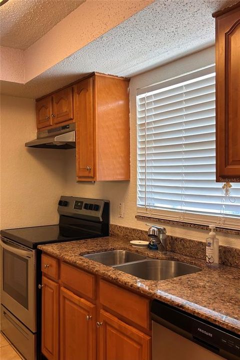 For Sale: $159,900 (1 beds, 1 baths, 800 Square Feet)