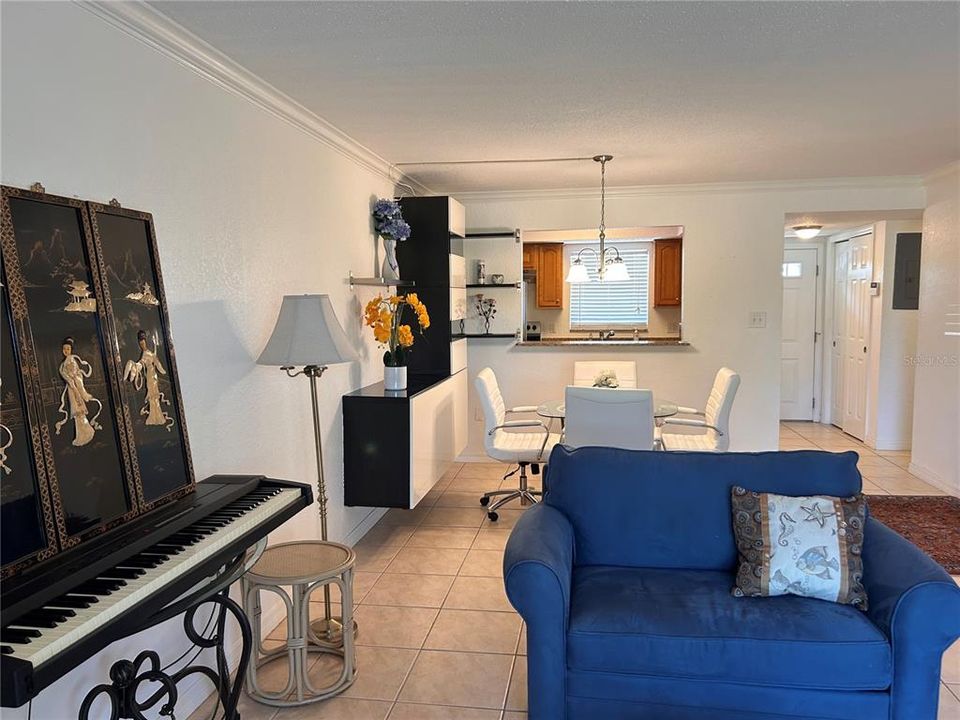 For Sale: $159,900 (1 beds, 1 baths, 800 Square Feet)