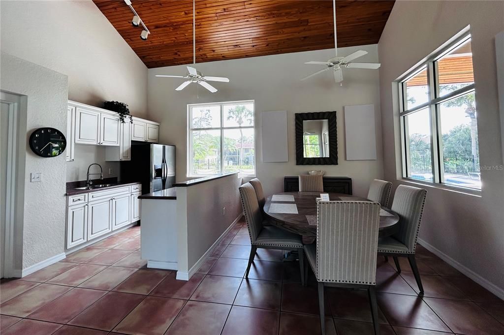 For Sale: $159,900 (1 beds, 1 baths, 800 Square Feet)
