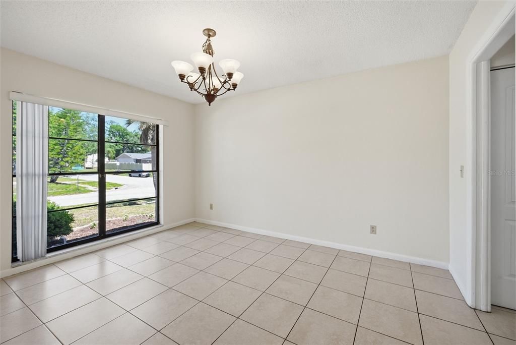 Activo con contrato: $435,000 (3 camas, 2 baños, 1598 Pies cuadrados)